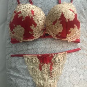 Victoria Secret stunning bra and thong set